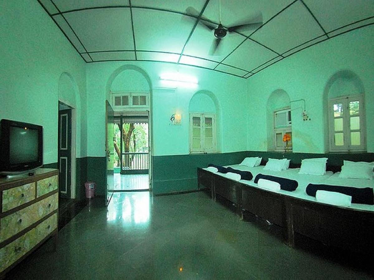 Cecil Hotel Matheran Exteriör bild