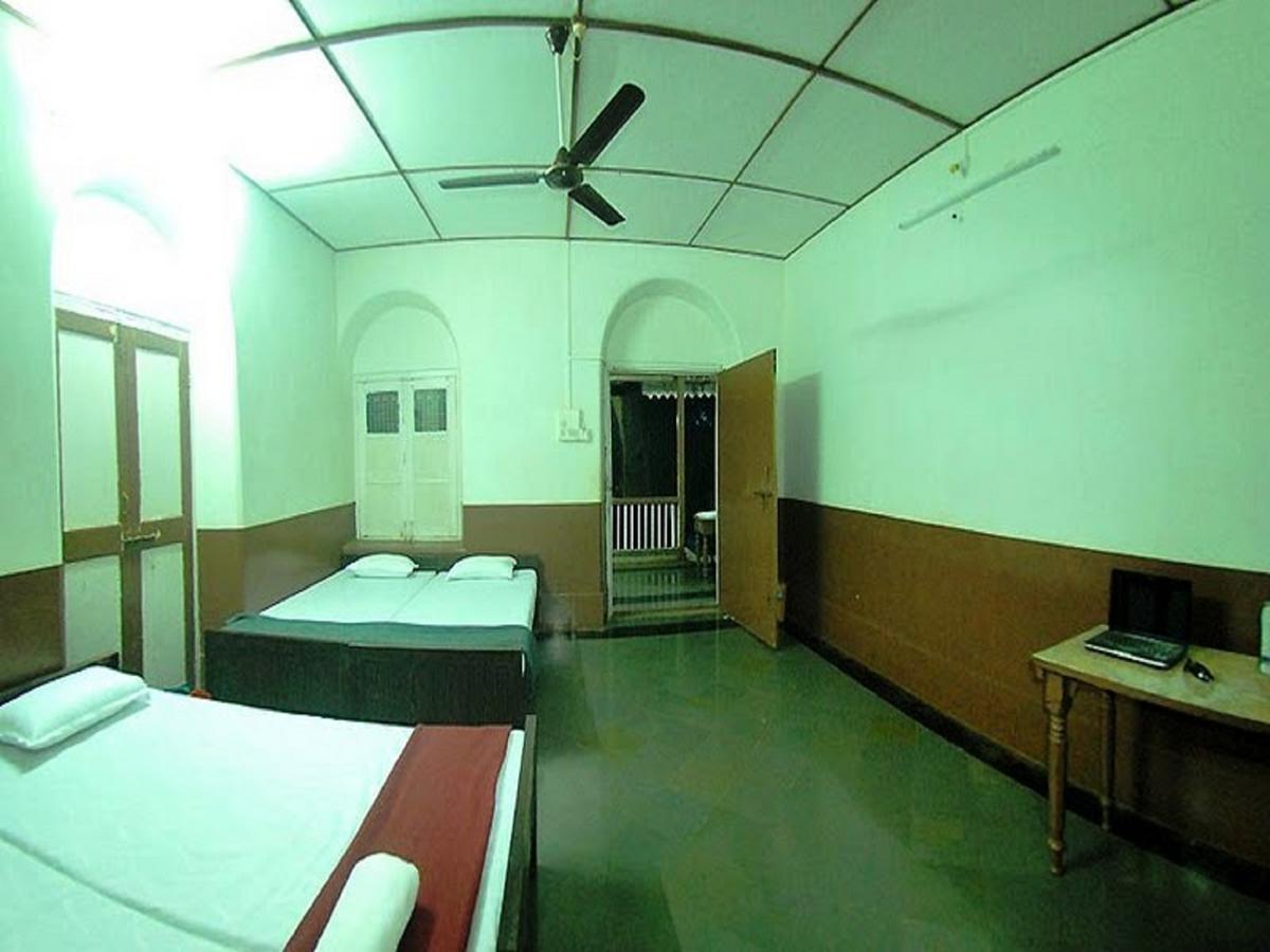 Cecil Hotel Matheran Exteriör bild