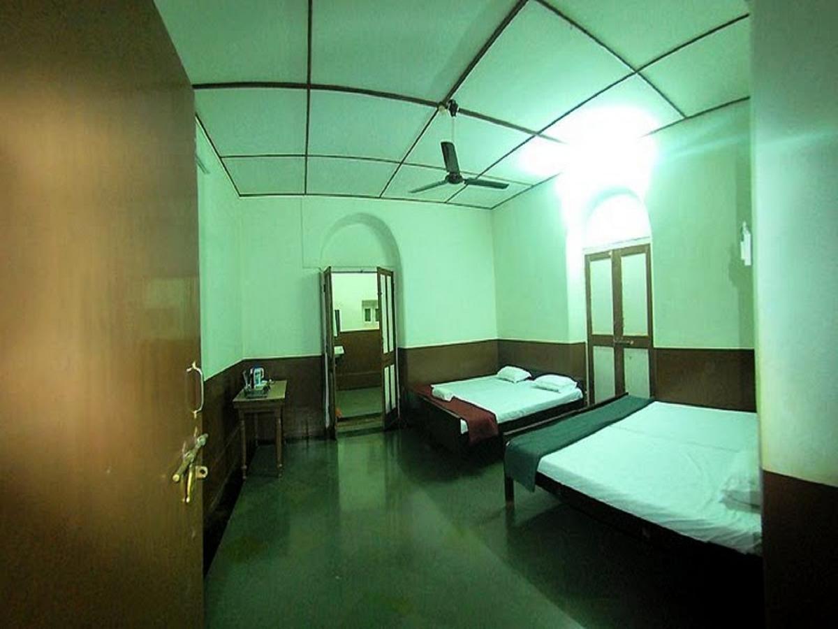 Cecil Hotel Matheran Exteriör bild