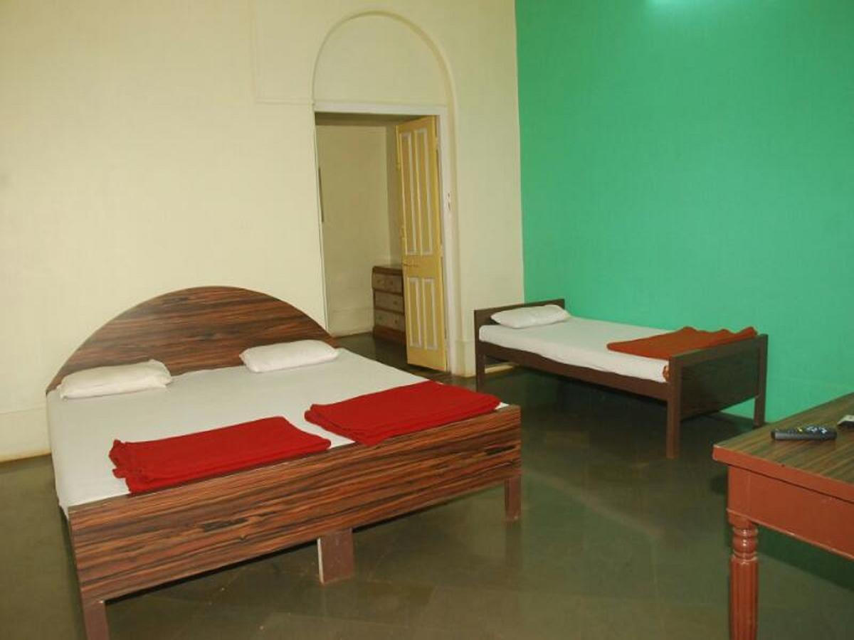 Cecil Hotel Matheran Exteriör bild